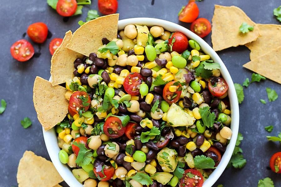 עם כל אחד מהסלטים הטריים הללו לקיץ