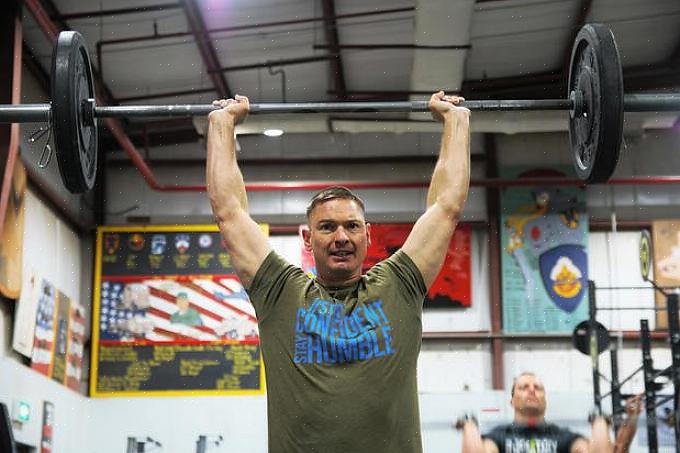 יש אנשים שבוחרים לעשות לחיצה צבאית במתקן הסקוואט