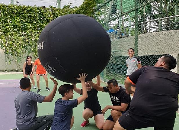 הקבוצה המתקפה חייבת לצעוק "אומניקין" ולאחר מכן את הצבע של הקבוצה המקבלת בעת מסירת הכדור