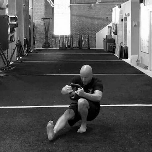 נסה כפיפות בטן אקדח: תאמן את הקרסוליים