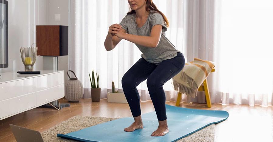 ביצוע כפיפות בטן על הקיר מאפשר לך להישאר באותה תנוחה למשך תקופה ארוכה יותר