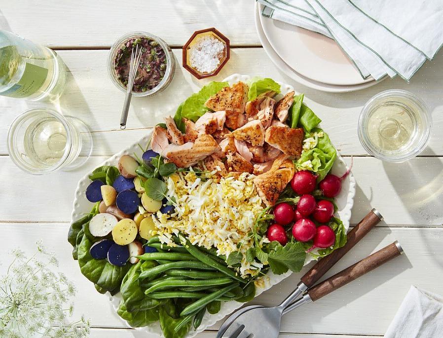 נשתף כמה מתכוני סלטים הכוללים בשר ודגים ומכינים ארוחות צהריים וערב נהדרות